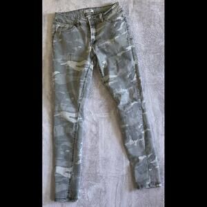 Refuge Green Camo Pants Size 8 Skinny Stretchy Womens 28W x 28.5L